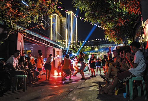 ADM: Asia&rsquo;s Own Unhinged Club Culture Soi48 宇都木景一と高木紳介の二人は仲間たちとともに、タイ、ベトナム、ラオス、マレーシア、インドネシア、フィリピン、ミャンマー、台湾、韓国、日本を旅しながら、各地のナイトクラブやフェスティバル、シークレットレイヴ、移民労働者向けディスコに通い詰め、関係者たちとの交流を深めながら、その知られざるクラブカルチャーの秘景を記録