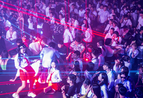ADM: Asia&rsquo;s Own Unhinged Club Culture Soi48 宇都木景一と高木紳介の二人は仲間たちとともに、タイ、ベトナム、ラオス、マレーシア、インドネシア、フィリピン、ミャンマー、台湾、韓国、日本を旅しながら、各地のナイトクラブやフェスティバル、シークレットレイヴ、移民労働者向けディスコに通い詰め、関係者たちとの交流を深めながら、その知られざるクラブカルチャーの秘景を記録