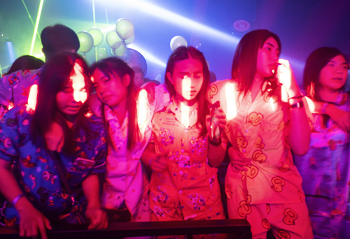 ADM: Asia&rsquo;s Own Unhinged Club Culture Soi48 宇都木景一と高木紳介の二人は仲間たちとともに、タイ、ベトナム、ラオス、マレーシア、インドネシア、フィリピン、ミャンマー、台湾、韓国、日本を旅しながら、各地のナイトクラブやフェスティバル、シークレットレイヴ、移民労働者向けディスコに通い詰め、関係者たちとの交流を深めながら、その知られざるクラブカルチャーの秘景を記録