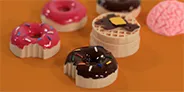 ドーナツやワッフルを象ったEPアダプター
