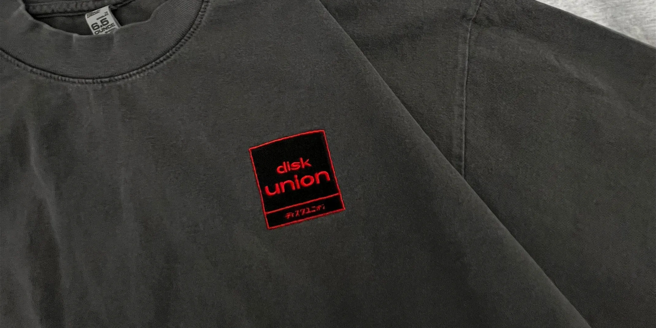 後染めボディを使用した刺繍Tシャツが新登場。
