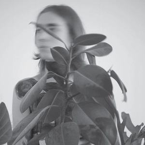BODY SCULPTURES / A BODY TURNS TO EDEN