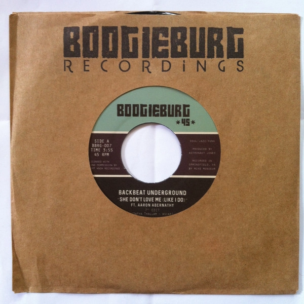 BACKBEAT UNDERGROUND / SHE DON'T LOVE ME (LIKE I DO )