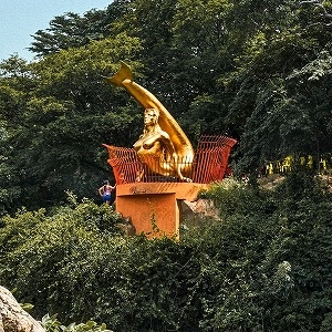 LAMIN FOFANA / BRANCUSI SCULPTING BEYONCE