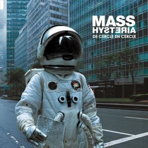 MASS HYSTERIA / DE CERCLE EN CERCLE