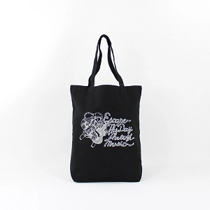 TYPOGRAPHY TOTEBAG / TYPOGRAPHY TOTE ESCAPE THE DAY THROUGH MUSIC (M/BG)