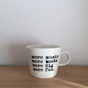TYPOGRAPHY MUG CUP / TYPOGRAPHY MUG CUP MORE MUSIC MORE BOOKS MORE DIG MORE FUN