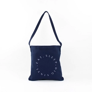 TYPOGRAPHY TOTEBAG / TYPOGRAPHY TOTE EAT, SLEEP, DIG VINYL.2WAY POCKET (Navy/White)