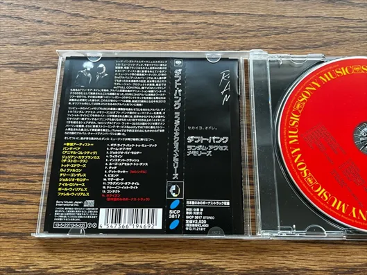 CDに付いていた帯はケースの内側に収納するのがコツ。